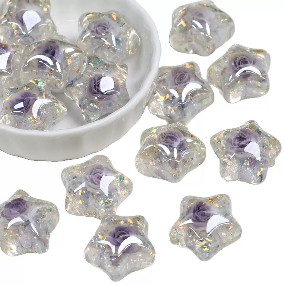 [開封]NEW.約 25mm 半穴丸ビーズをメインに、16mm 貫通穴花型ビーズがセットになった DIY 手芸パーツ。接着加工と紐通しアクセサリー両方に対応