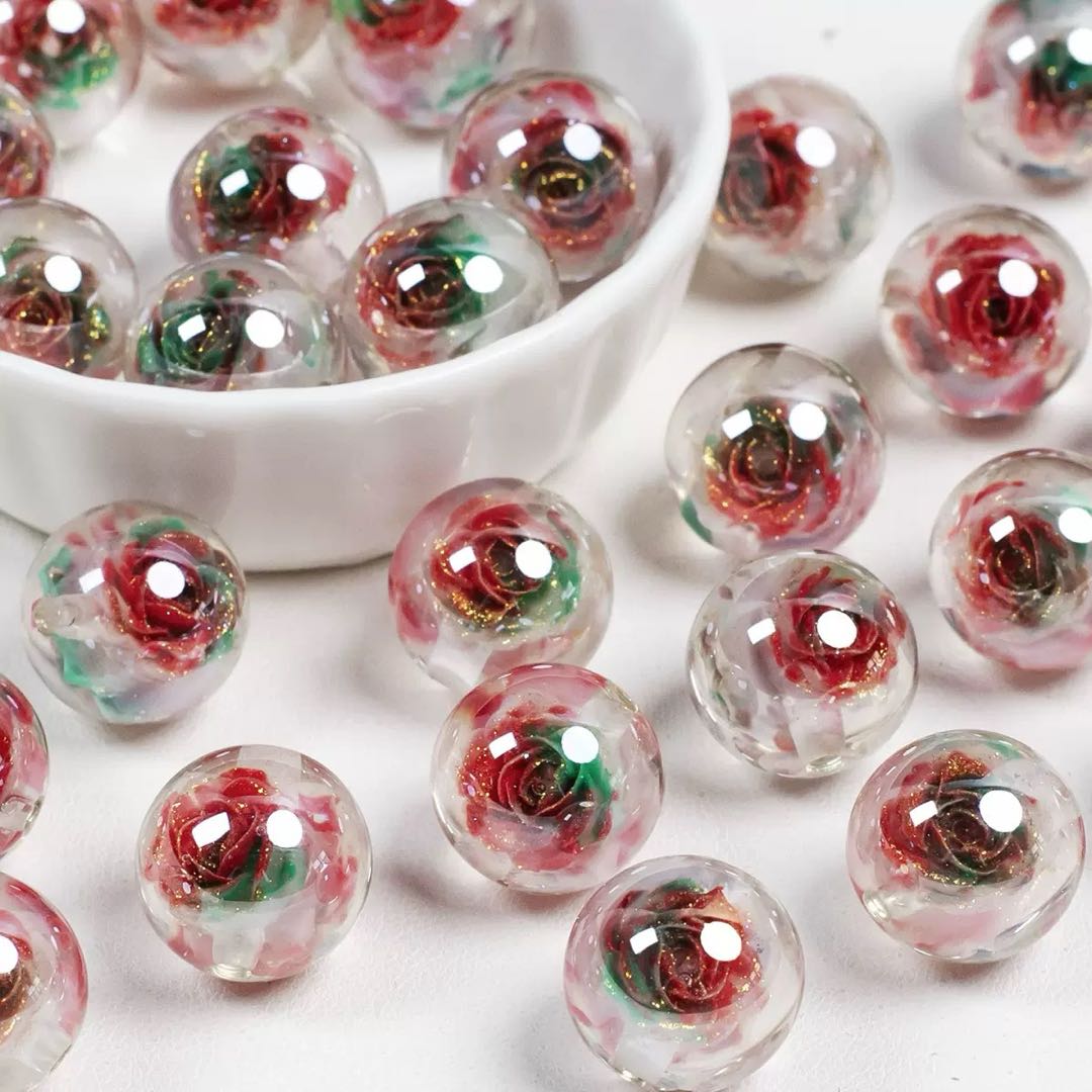 [開封]NEW.約 25mm 半穴丸ビーズをメインに、16mm 貫通穴花型ビーズがセットになった DIY 手芸パーツ。接着加工と紐通しアクセサリー両方に対応