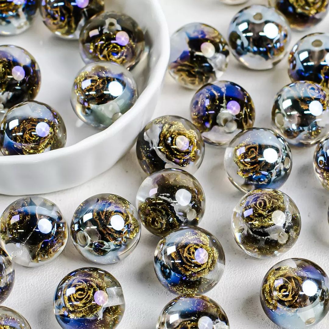 [開封]NEW.約 25mm 半穴丸ビーズをメインに、16mm 貫通穴花型ビーズがセットになった DIY 手芸パーツ。接着加工と紐通しアクセサリー両方に対応